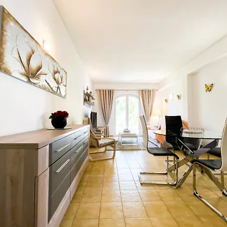 Charmoso Em Zona Calma Com Piscina #1879 شقة